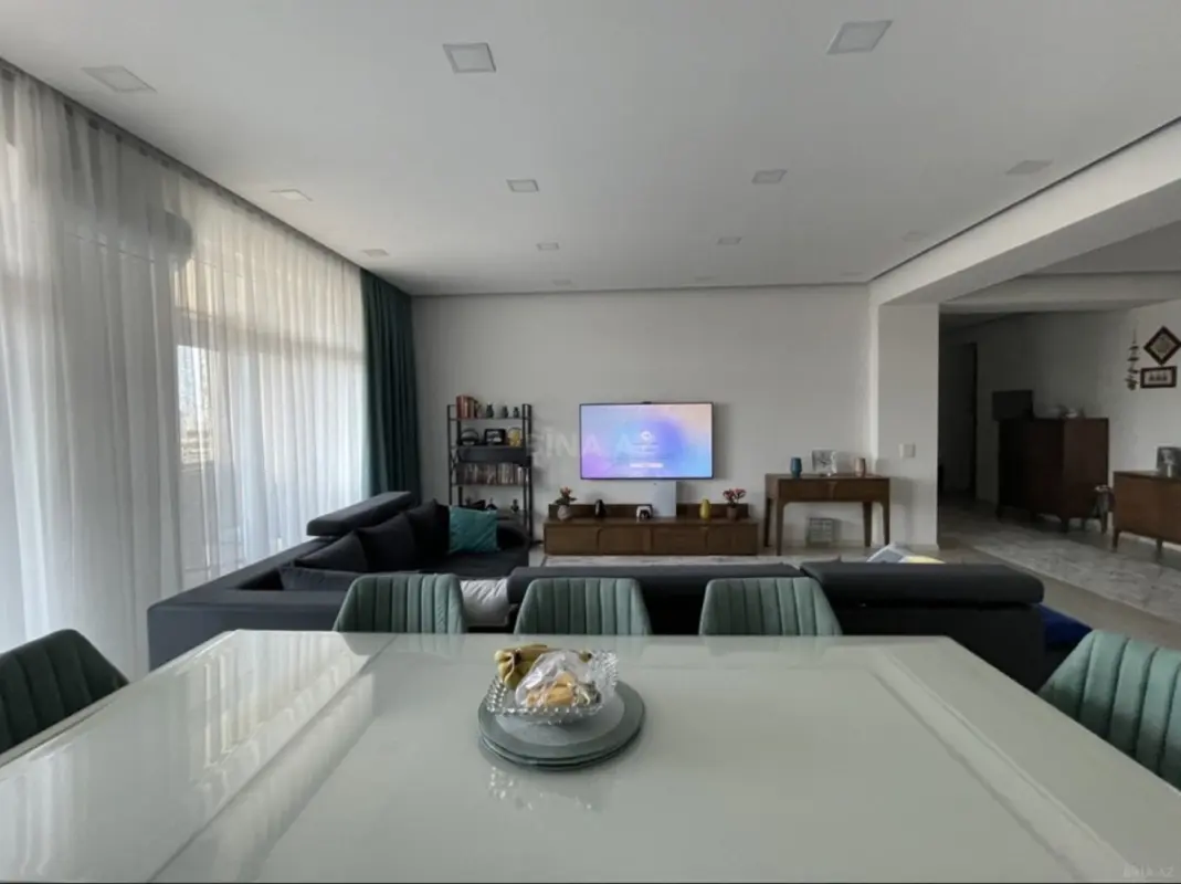 Satılır 4 otaqlı mənzil 184 m²