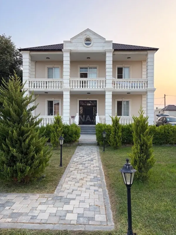 Satılır 5 otaqlı həyət evi 300 m²