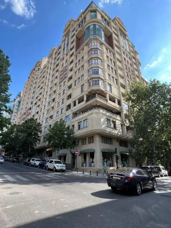 Satılır 5 otaqlı mənzil 235 m²