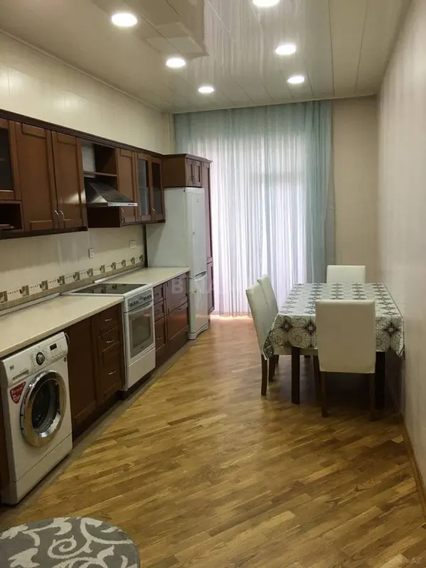 Kirayə verilir 3 otaqlı mənzil 145 m²
