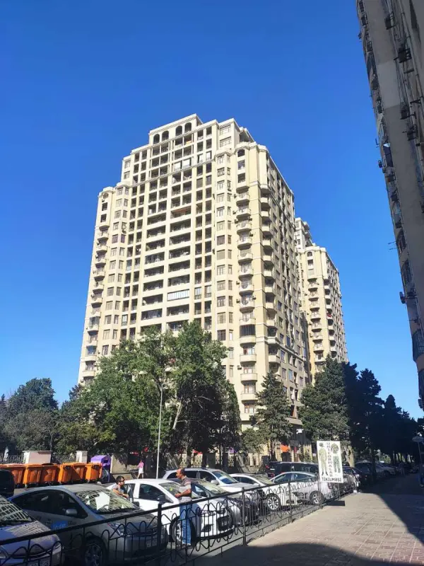 Satılır 3 otaqlı mənzil 137 m²