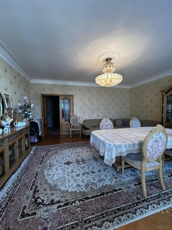 Satılır 5 otaqlı mənzil 200 m²