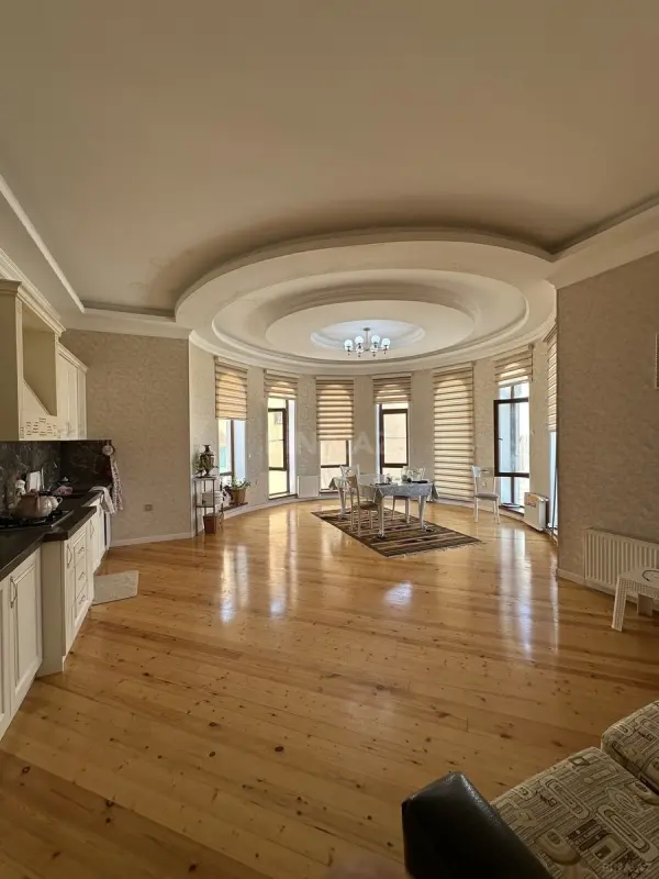 Satılır 9 otaqlı həyət evi 800 m²