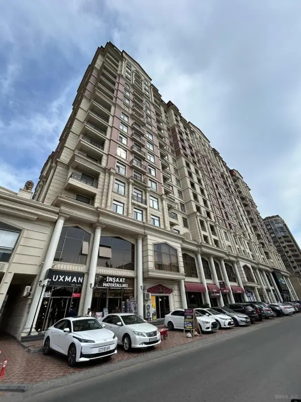 Satılır 4 otaqlı mənzil 350 m²
