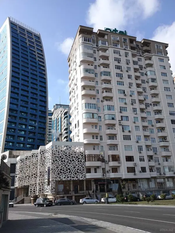 Satılır 3 otaqlı mənzil 140 m²