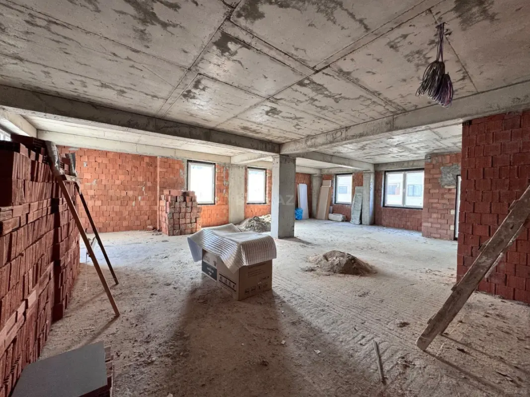 Satılır 3 otaqlı mənzil 135.5 m²