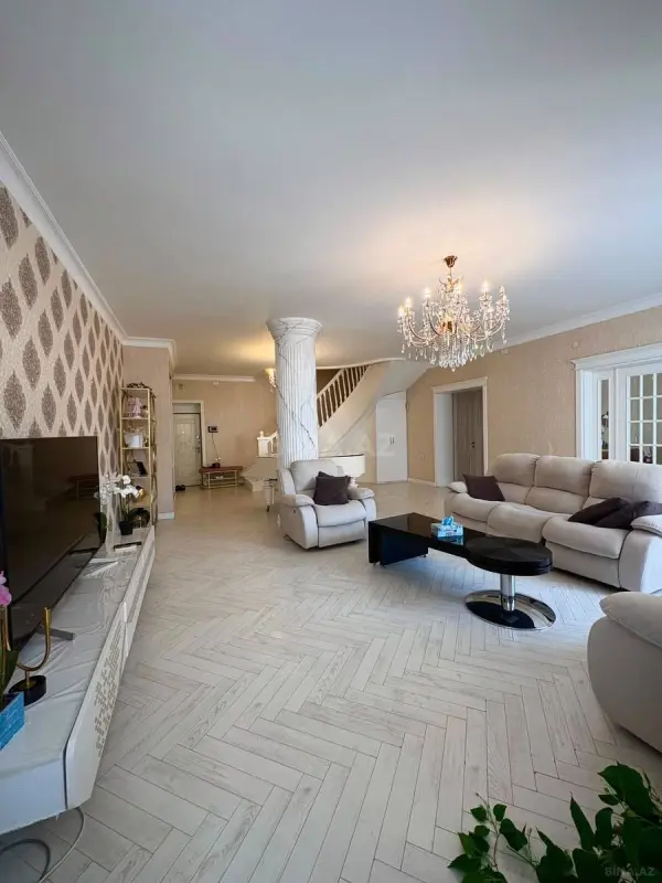 Satılır 6 otaqlı mənzil 303 m²