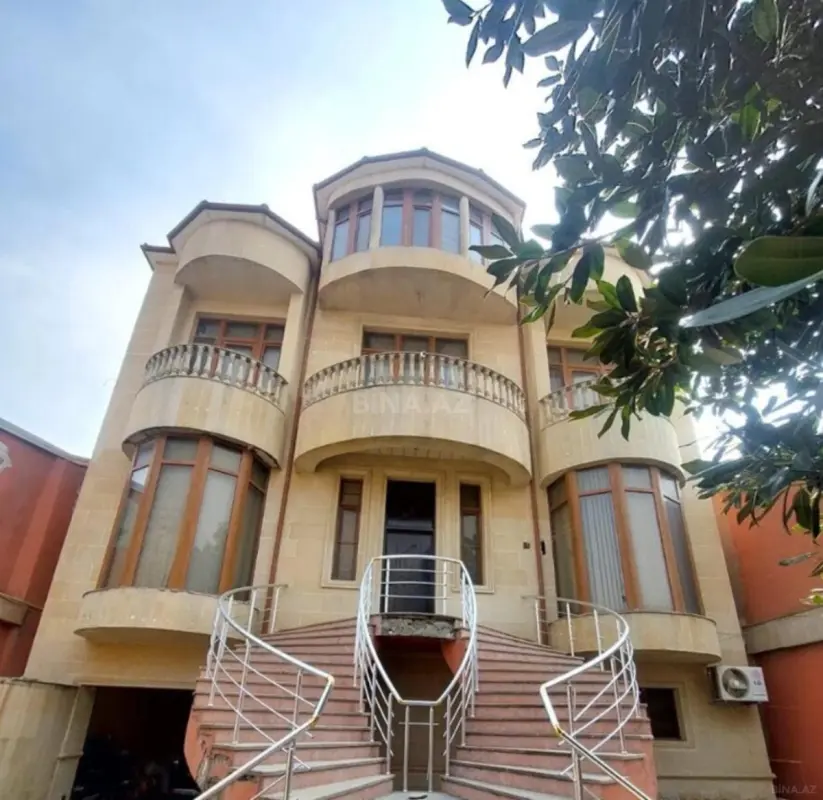 Satılır 5 otaqlı həyət evi 350 m²