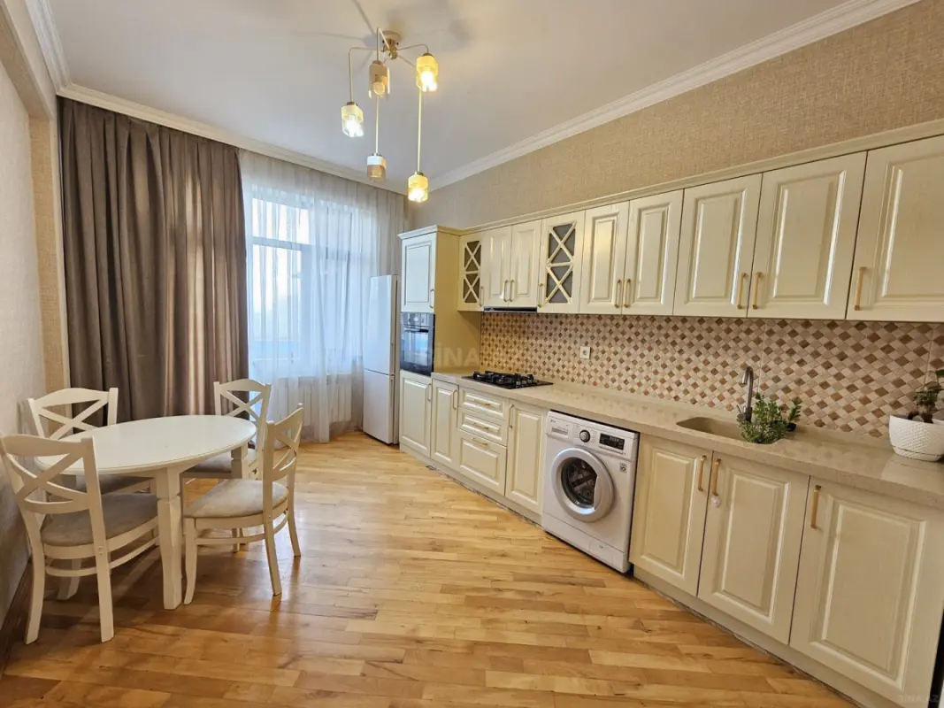 Satılır 2 otaqlı mənzil 83 m²