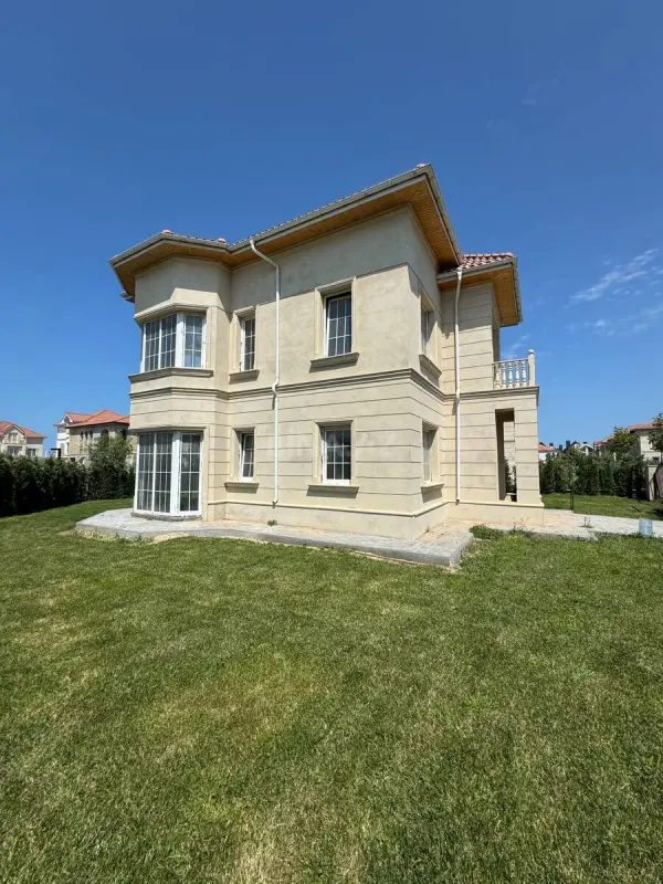 Satılır 7 otaqlı həyət evi 230 m²