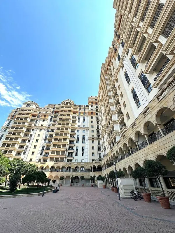 Satılır 5 otaqlı mənzil 280 m²