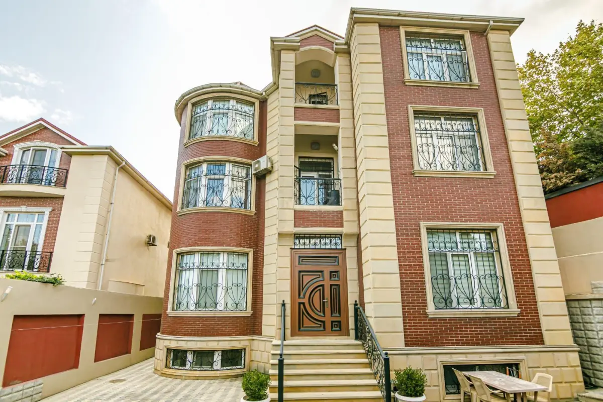 Kirayə verilir 8 otaqlı həyət evi 300 m²