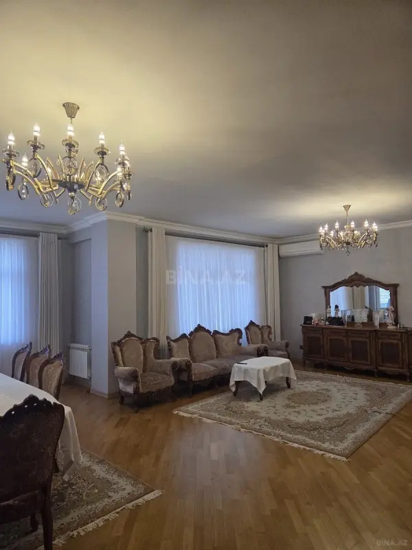 Satılır 5 otaqlı mənzil 200 m²