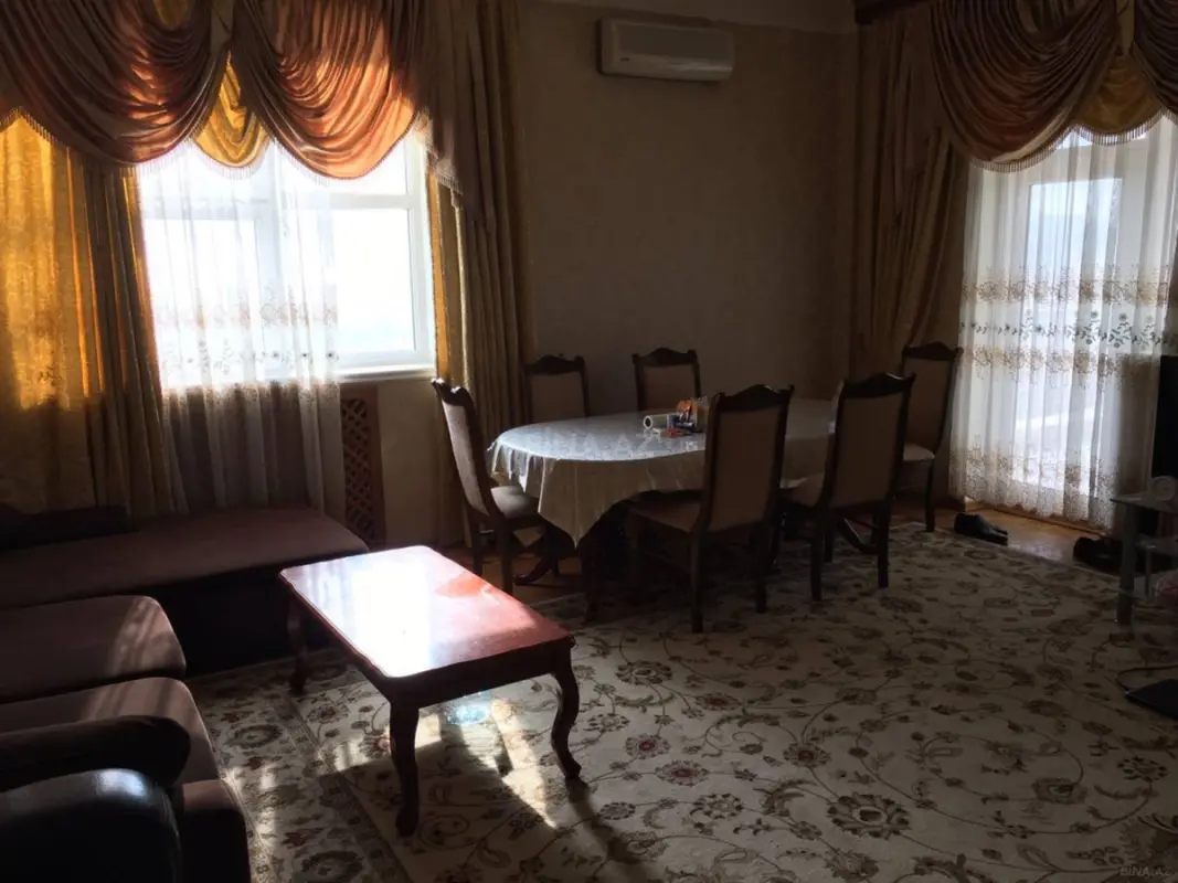 Satılır 3 otaqlı mənzil 135 m²