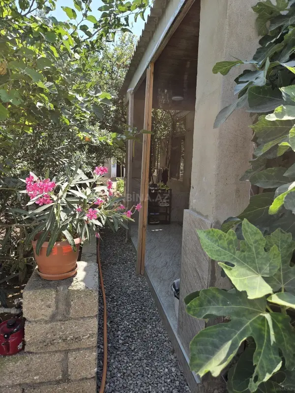 Satılır 9 otaqlı həyət evi 380 m²