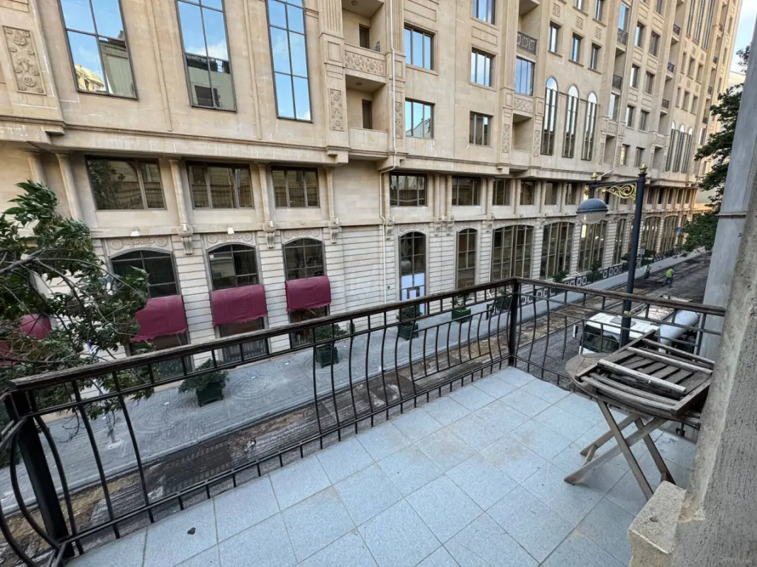 Satılır 9 otaqlı həyət evi 550 m²