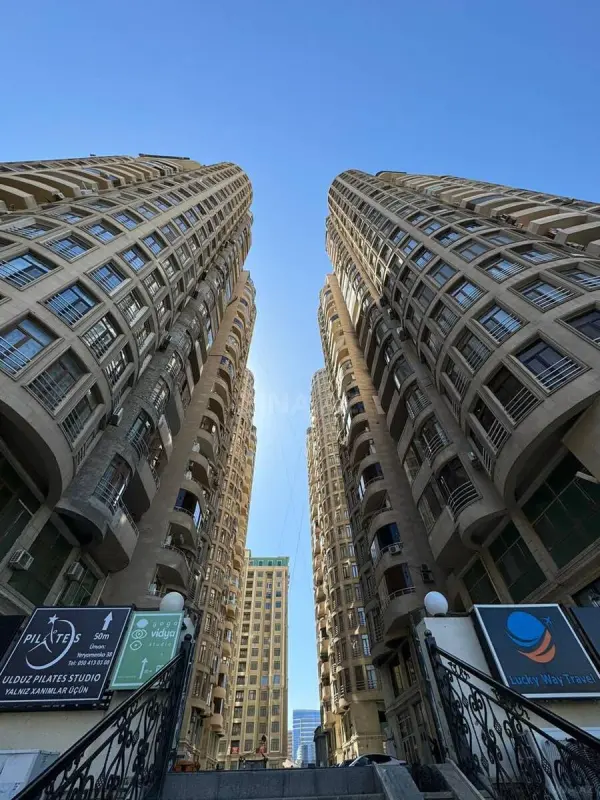 Satılır 4 otaqlı mənzil 198 m²