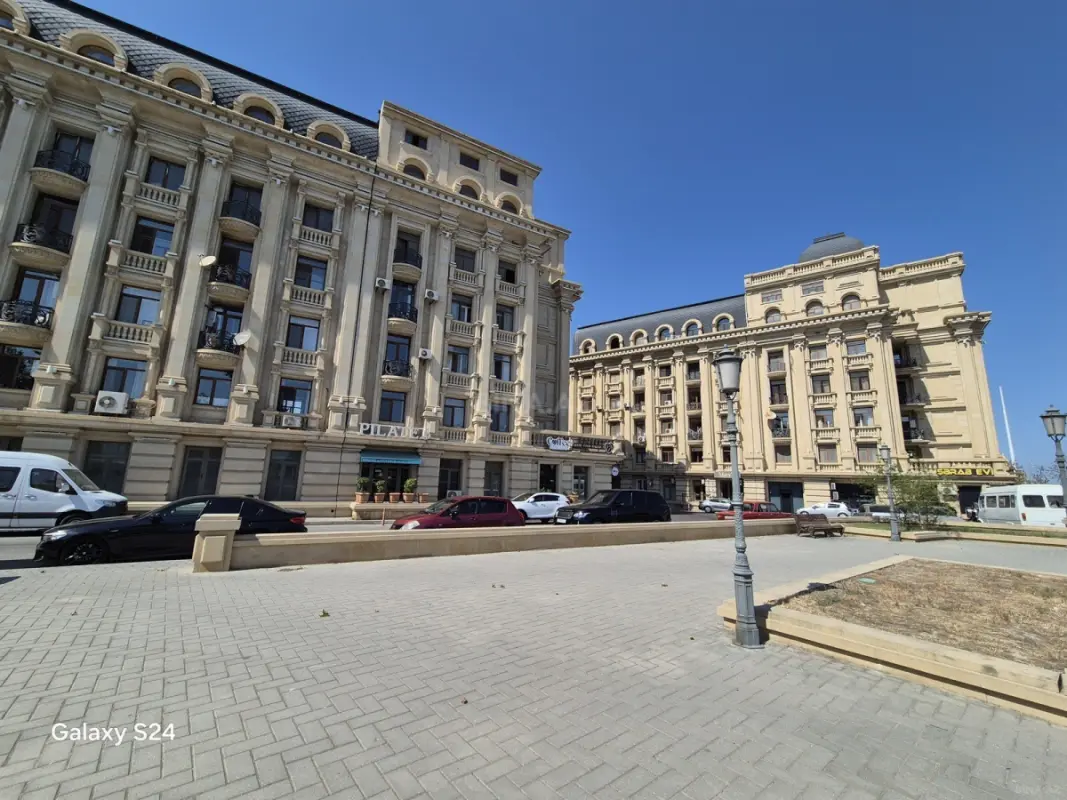 Satılır 4 otaqlı mənzil 140 m²