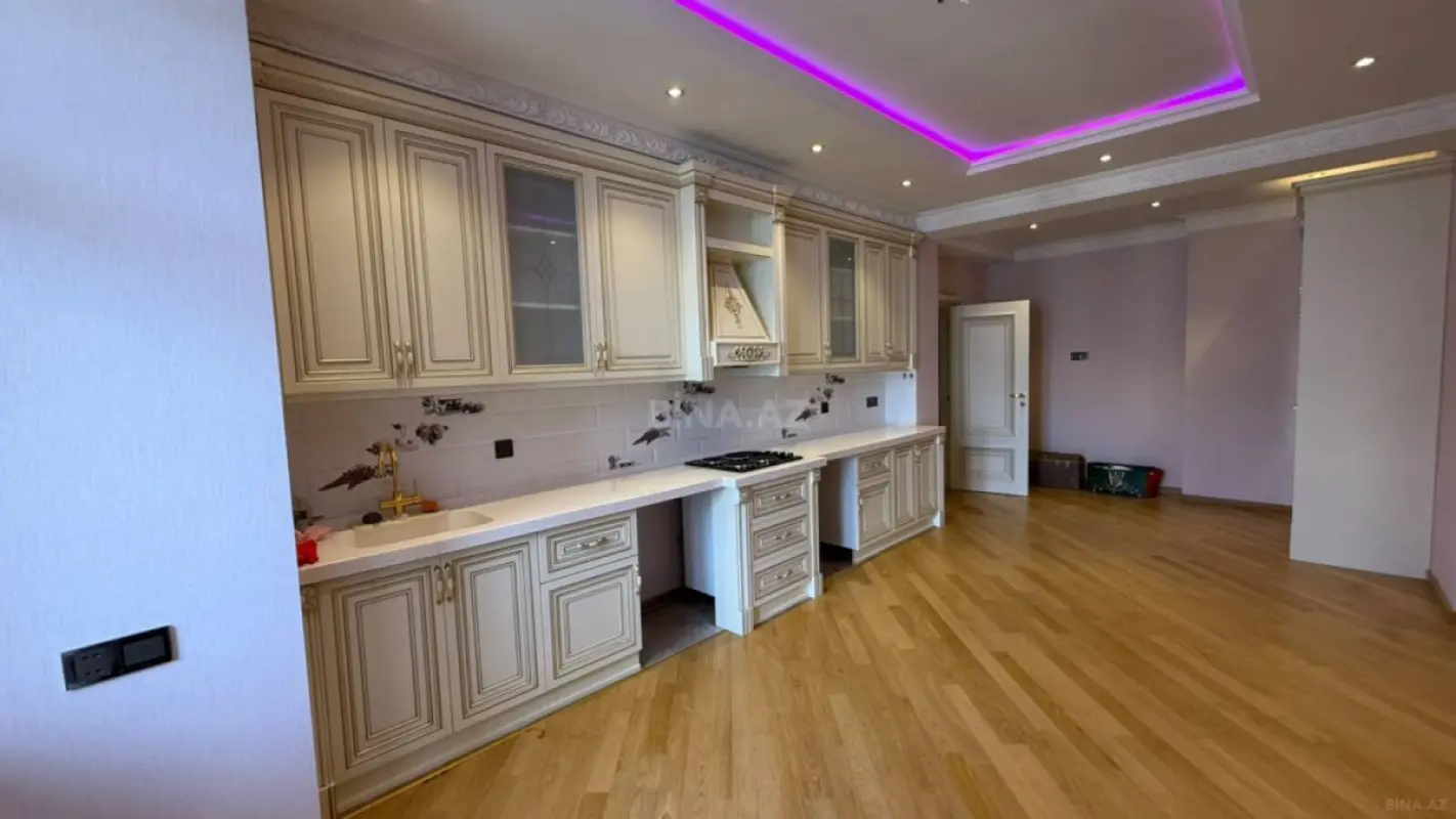 Satılır 3 otaqlı mənzil 217 m²