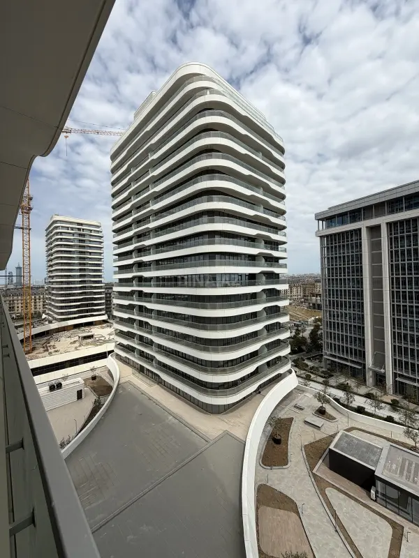 Satılır 7 otaqlı mənzil 377 m²