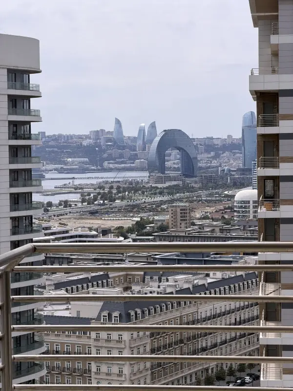 Satılır 8 otaqlı mənzil 342 m²