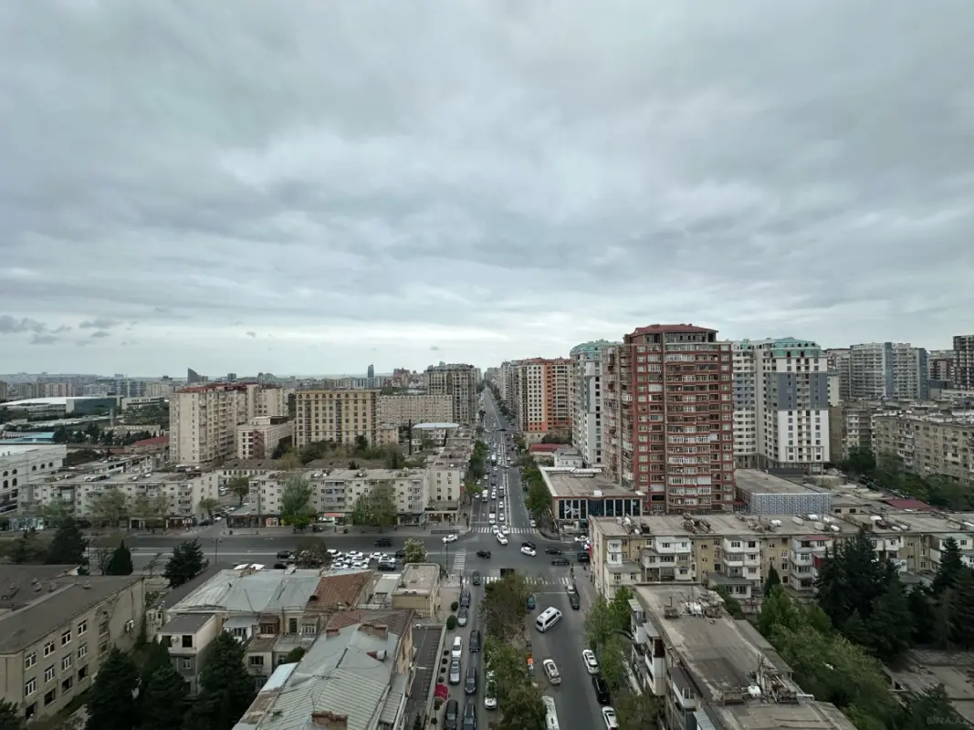 Satılır 4 otaqlı mənzil 196 m²
