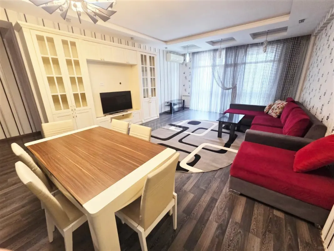 Kirayə verilir 3 otaqlı mənzil 165 m²