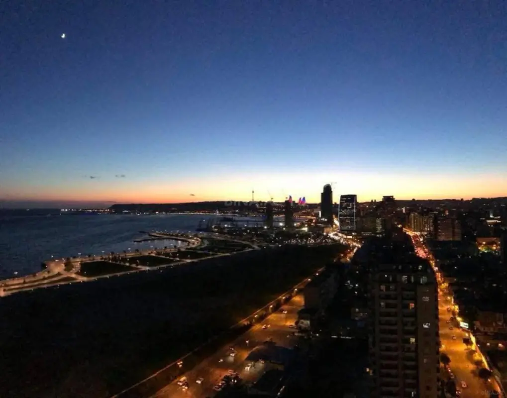 Satılır 4 otaqlı mənzil 250 m²