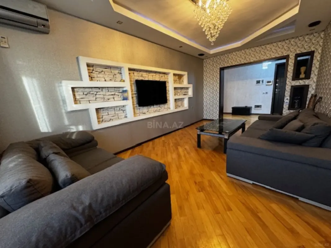 Satılır 3 otaqlı mənzil 135 m²