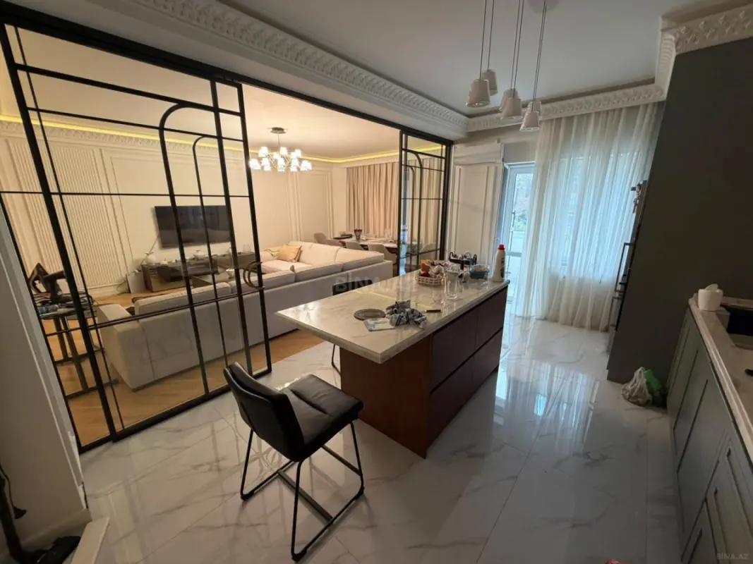 Satılır 4 otaqlı mənzil 180 m²