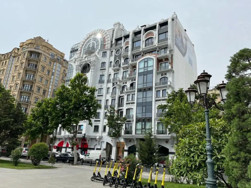 Satılır 4 otaqlı mənzil 258 m²