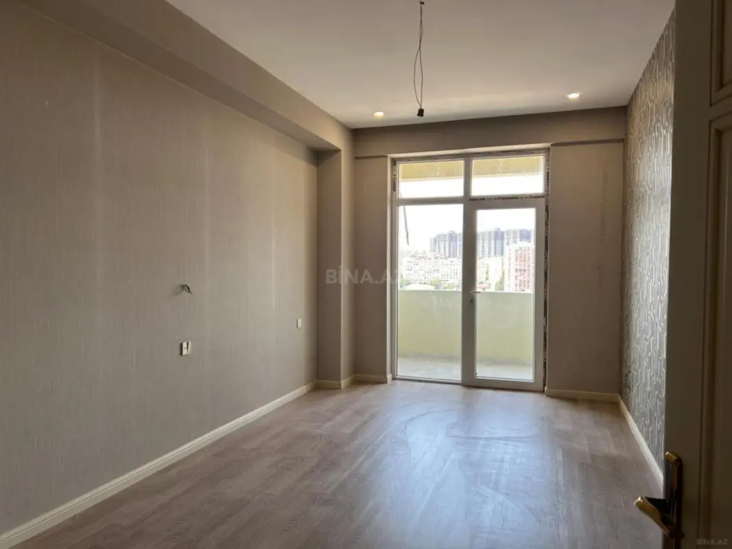 Satılır 4 otaqlı mənzil 175 m²