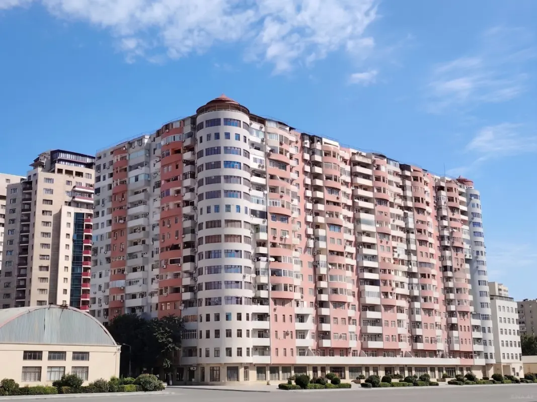 Satılır 3 otaqlı mənzil 143 m²