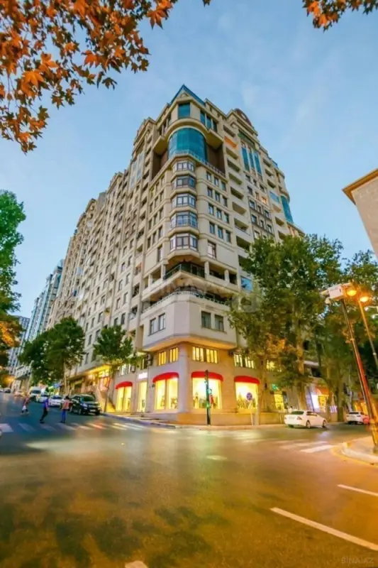 Satılır 4 otaqlı mənzil 250 m²