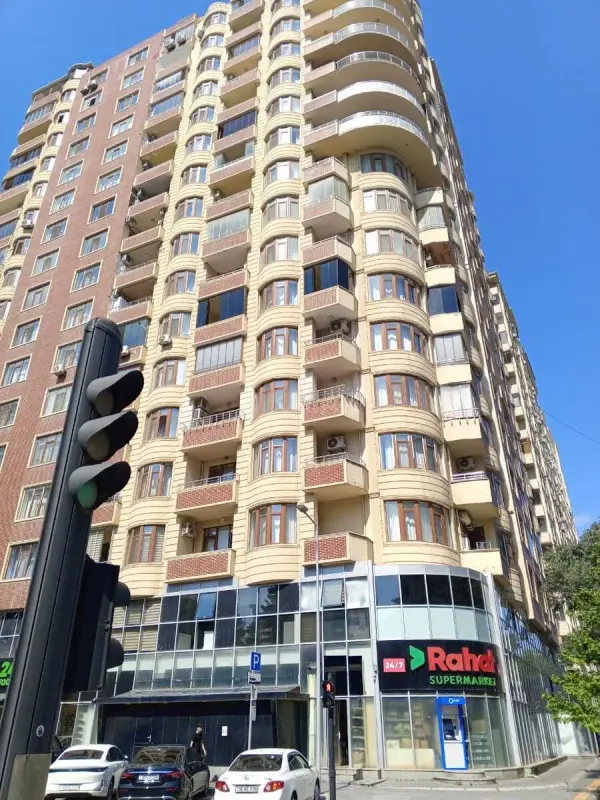 Satılır 3 otaqlı mənzil 175 m²
