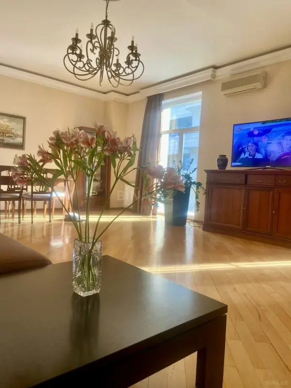 Satılır 5 otaqlı mənzil 200 m²