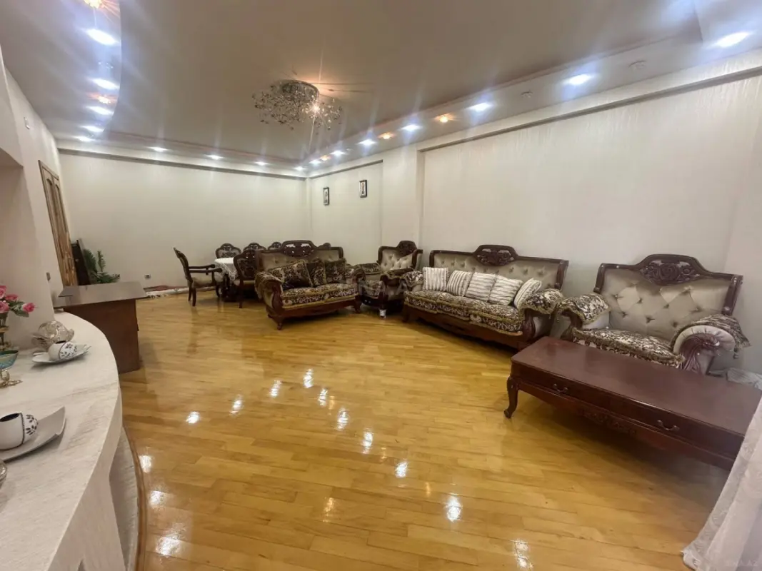 Kirayə verilir 4 otaqlı mənzil 221 m²