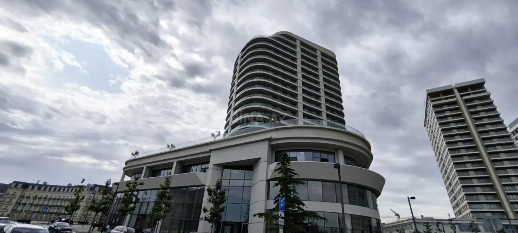 Satılır 4 otaqlı mənzil 220 m²