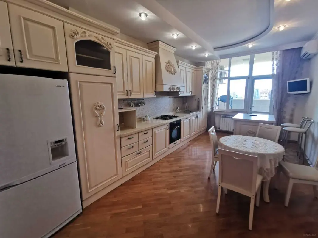 Kirayə verilir 3 otaqlı mənzil 118 m²
