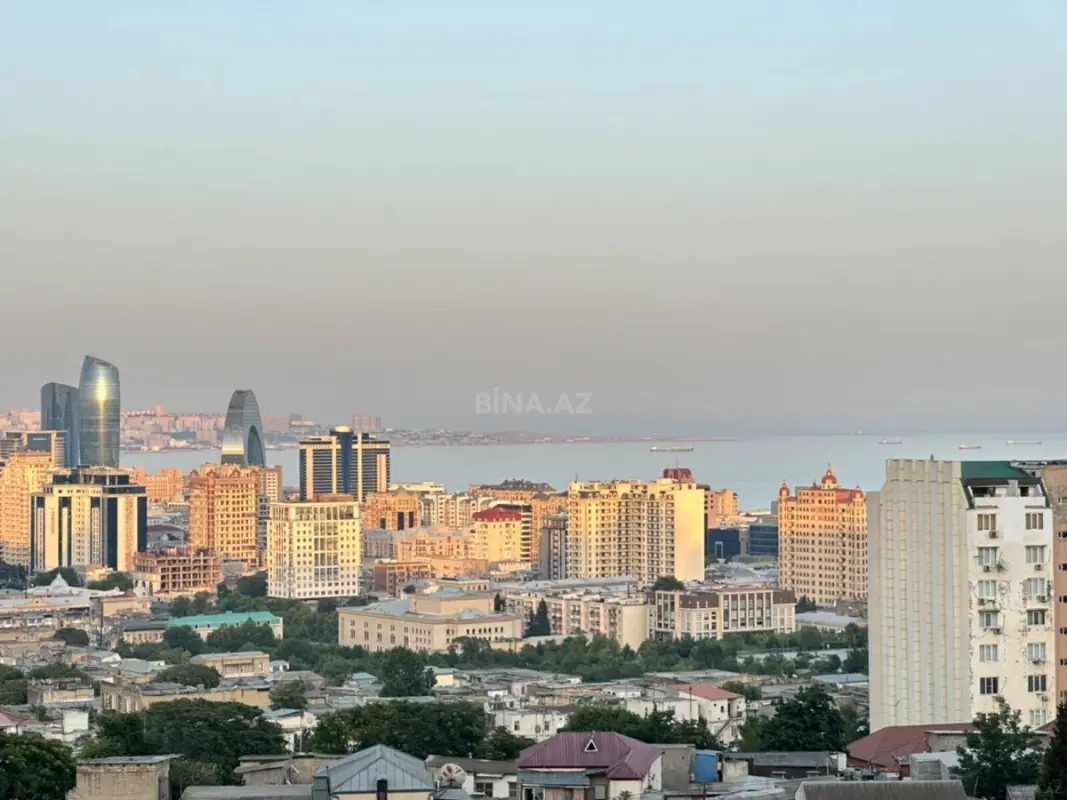 Satılır 4 otaqlı mənzil 180 m²