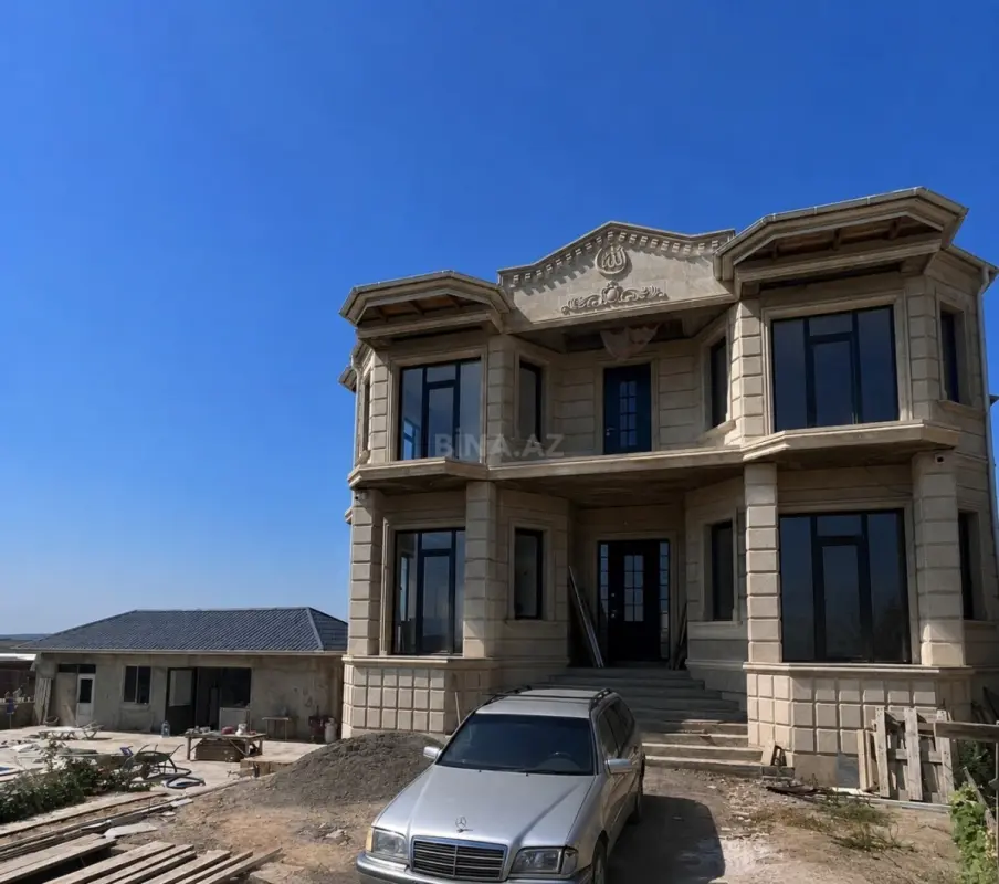 Satılır 9 otaqlı həyət evi 360 m²