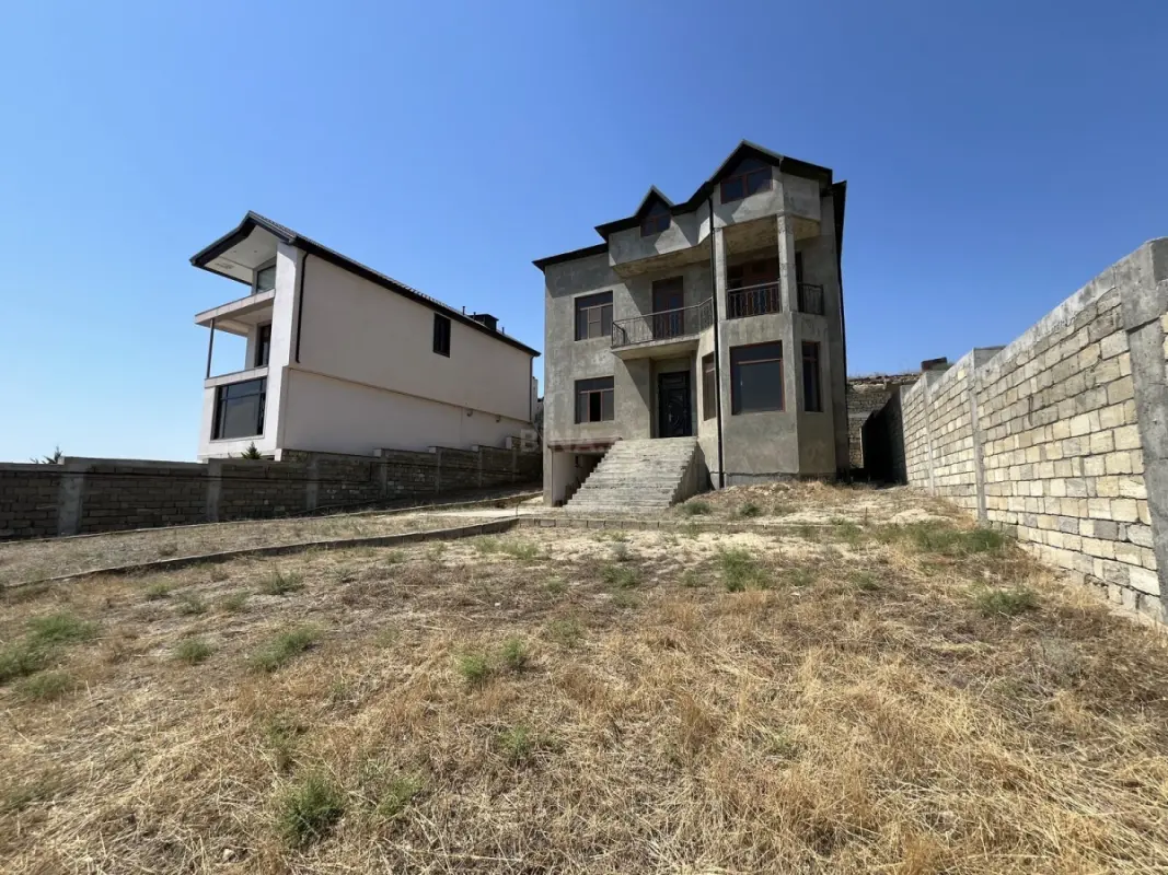 Satılır 5 otaqlı həyət evi 390 m²