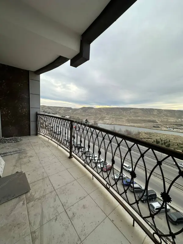 Satılır 3 otaqlı mənzil 121 m²