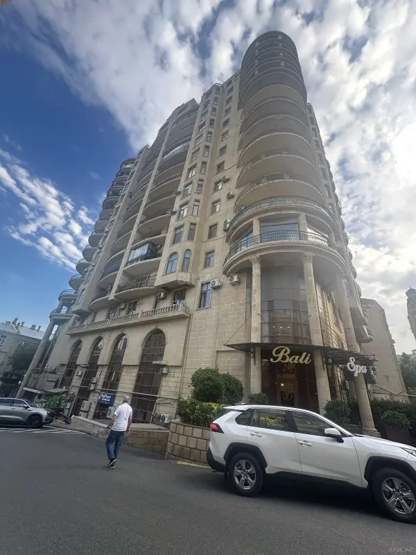 Satılır 4 otaqlı mənzil 210 m²