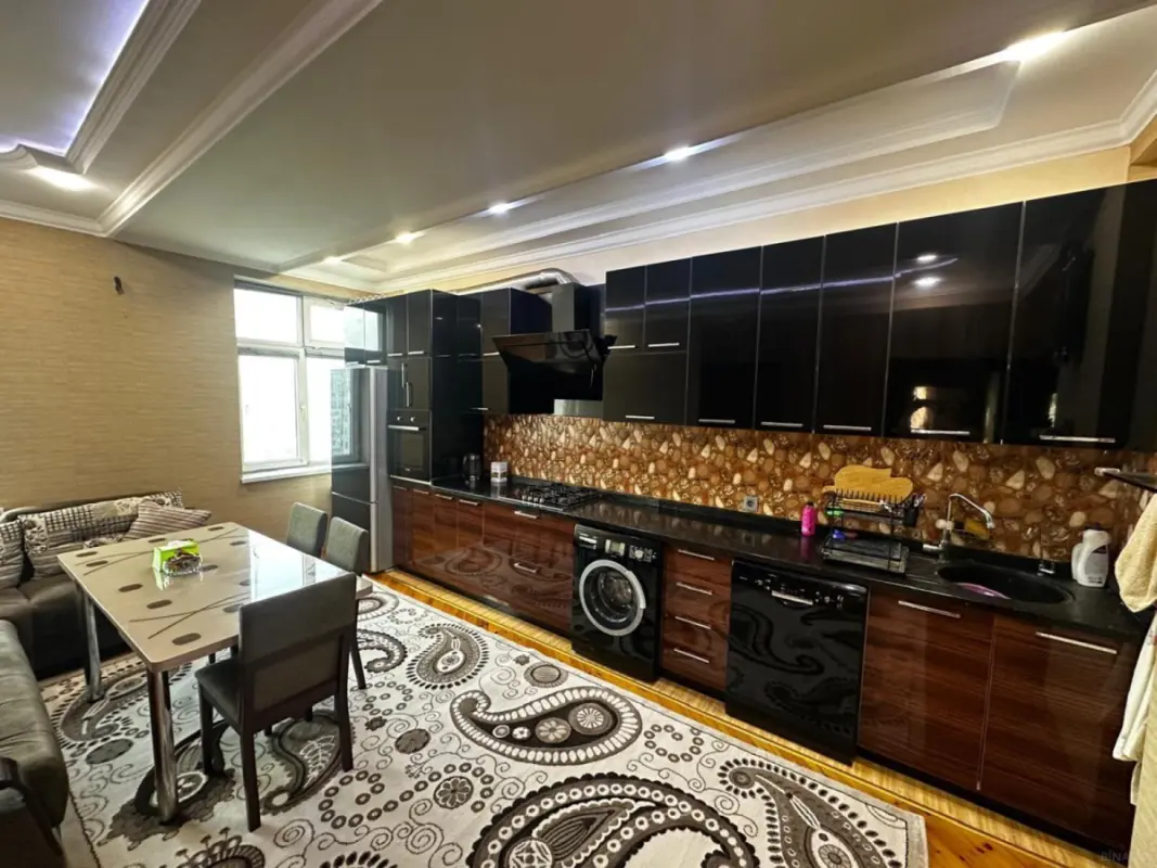 Kirayə verilir 4 otaqlı mənzil 140 m²
