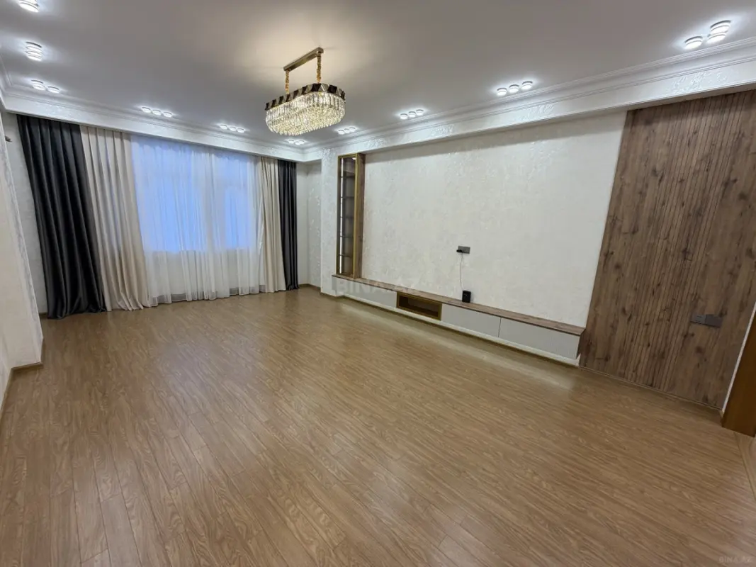 Satılır 3 otaqlı mənzil 135 m²