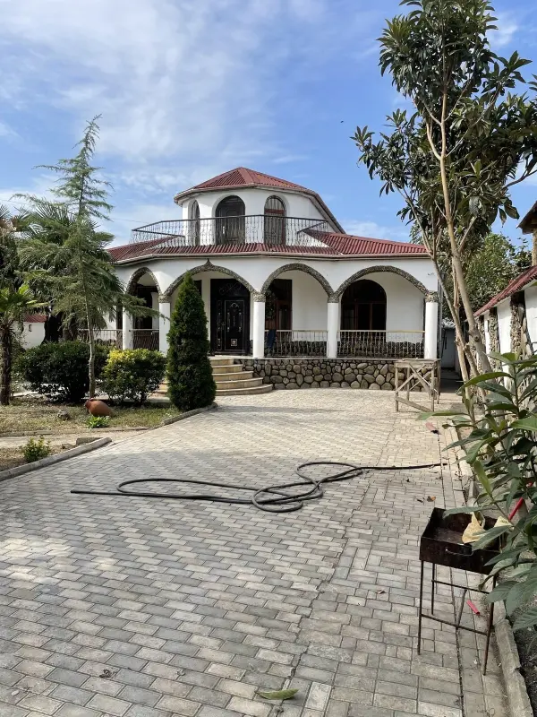 Satılır 7 otaqlı həyət evi 208 m²