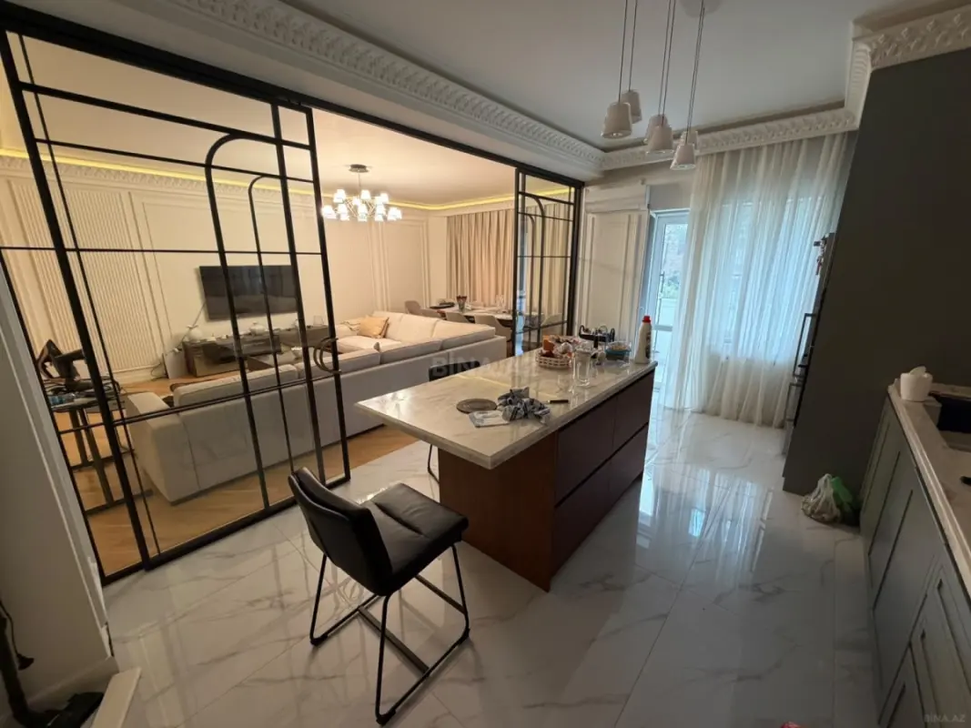 Satılır 4 otaqlı mənzil 180 m²