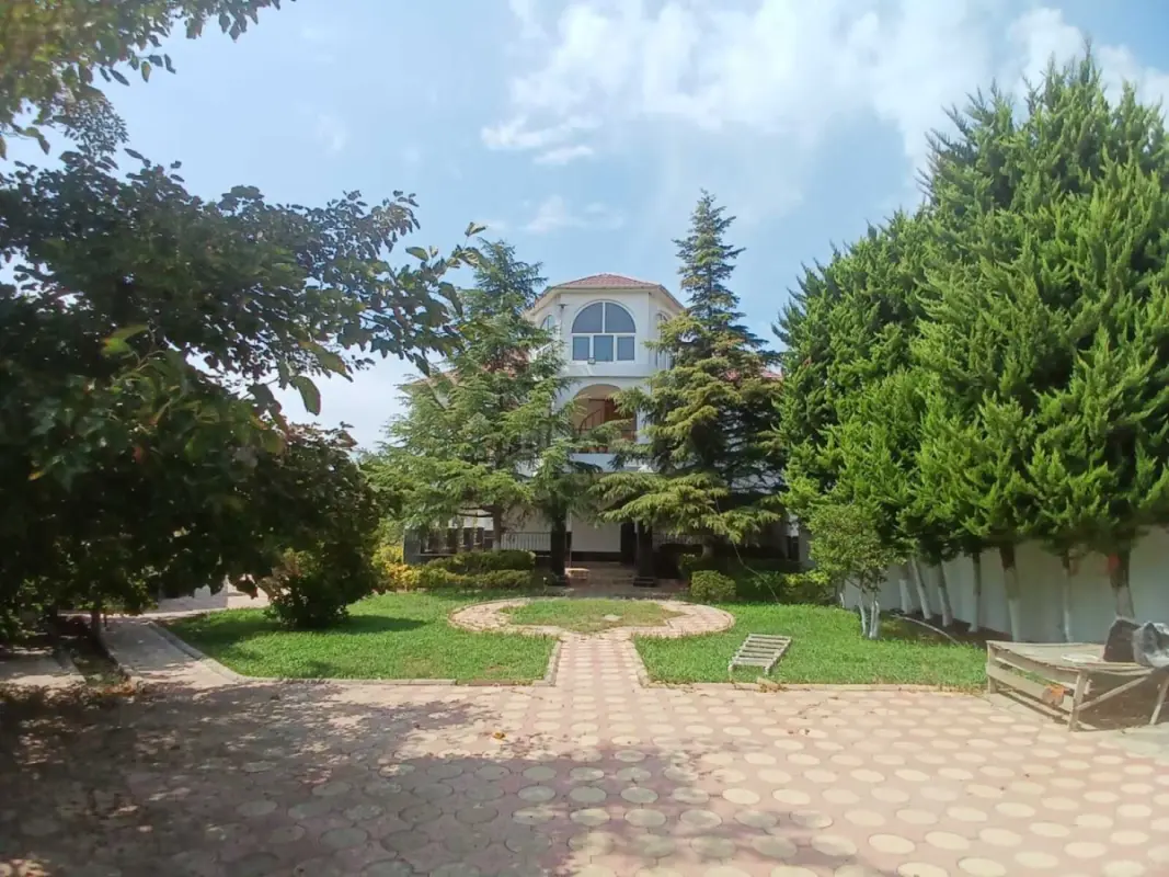 Satılır 7 otaqlı həyət evi 450 m²