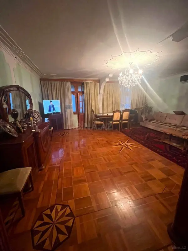 Satılır 5 otaqlı mənzil 130 m²